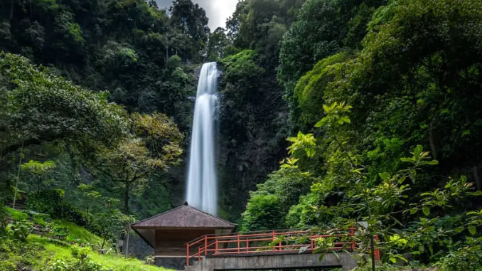 Air terjun di Bandung sangat populer di kalangan wisatawan. Bandung memang tidak hanya terkenal dengan kuliner dan udara sejuknya.